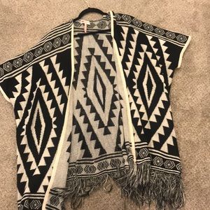 Tribal print short sleeved cardigan w/ fringe